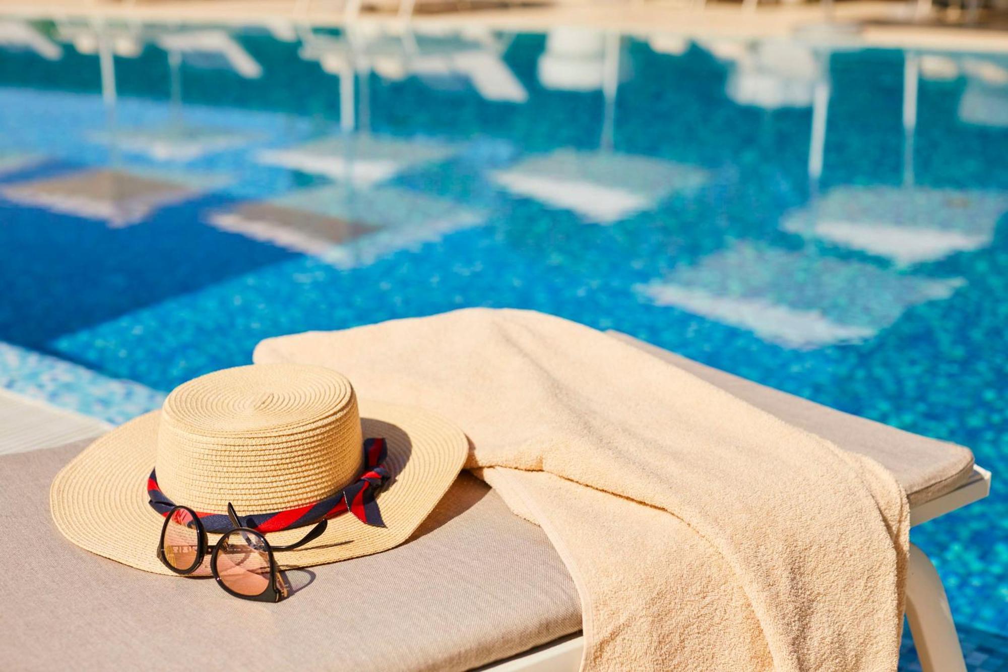 Hotel Kempinski Palace Portoroz Bagian luar foto A towel at a pool