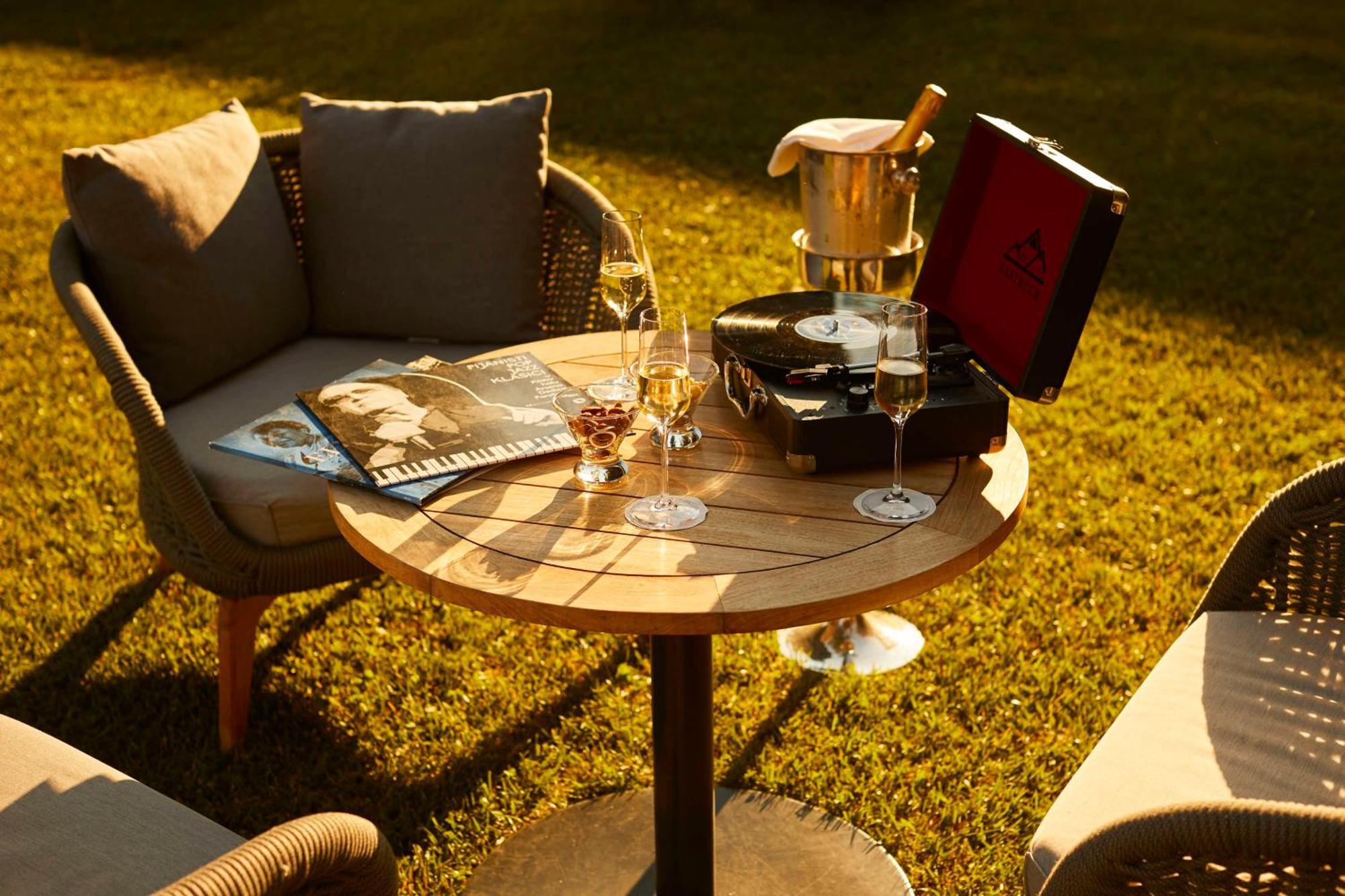 Hotel Kempinski Palace Portoroz Bagian luar foto A portable turntable